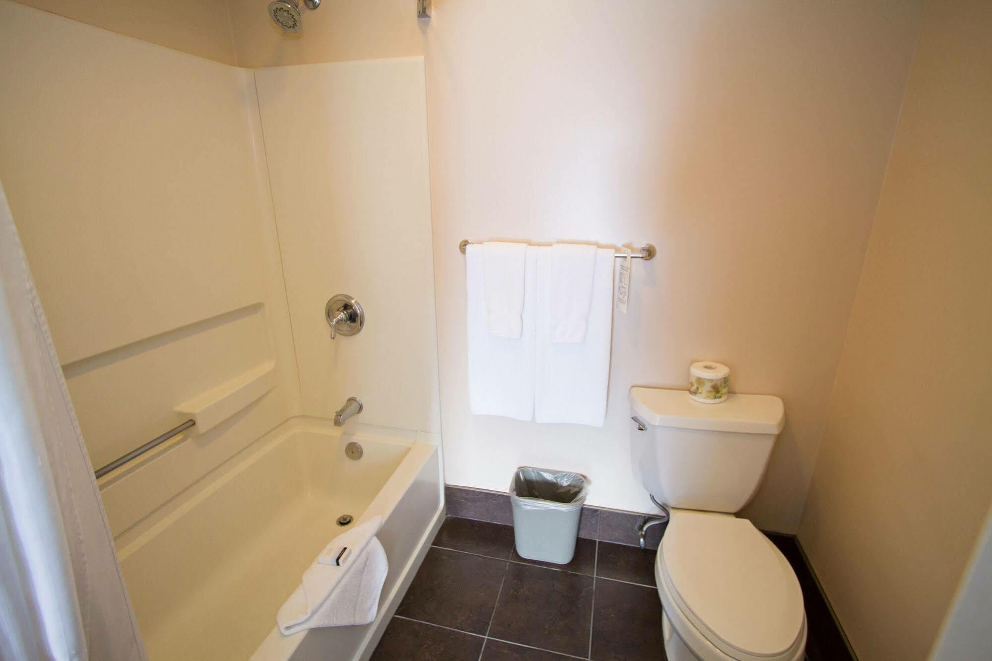 Glenwood Inn & Suites トレール エクステリア 写真